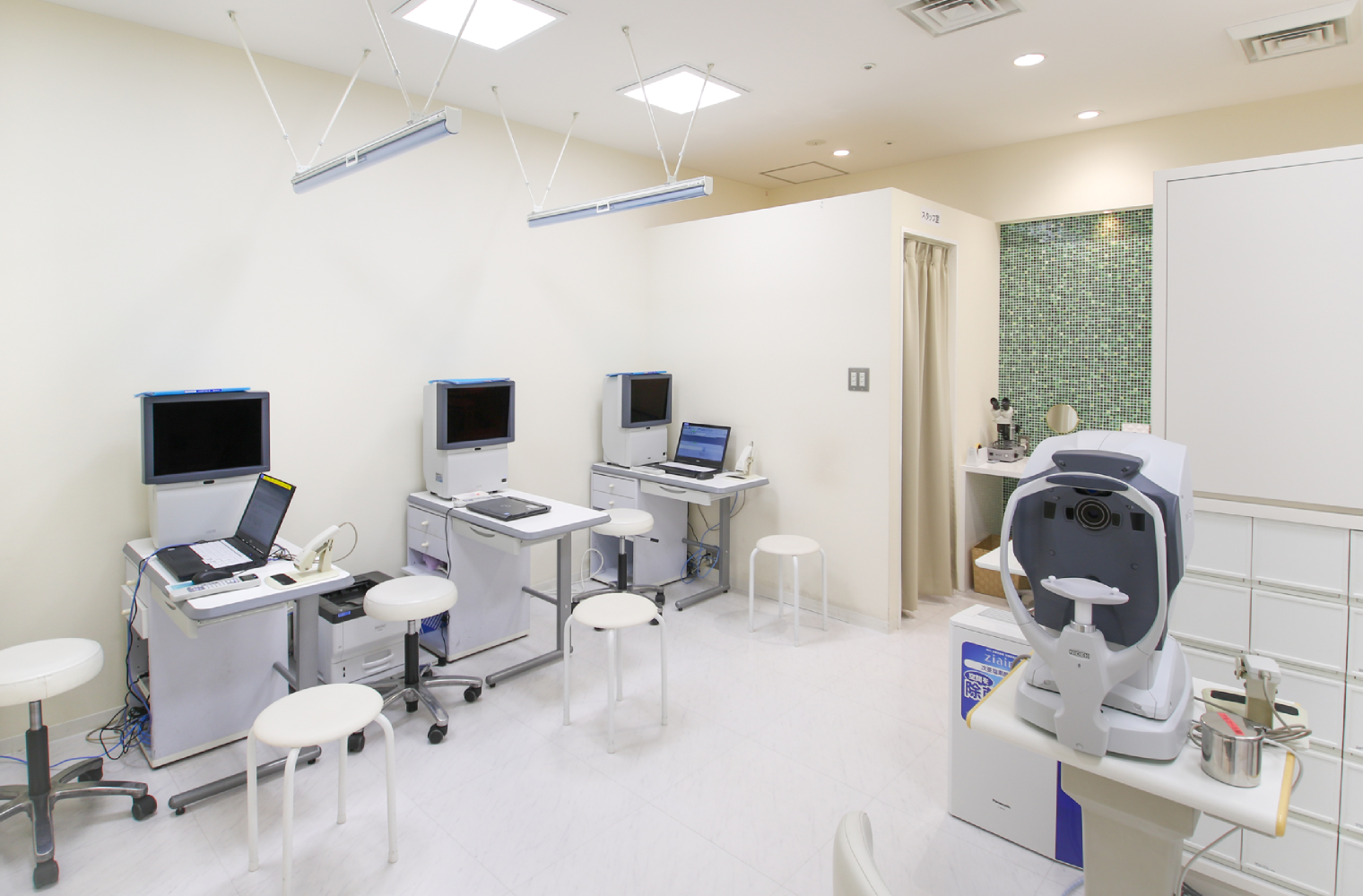 様々な検査を行う機器を取り揃えています。