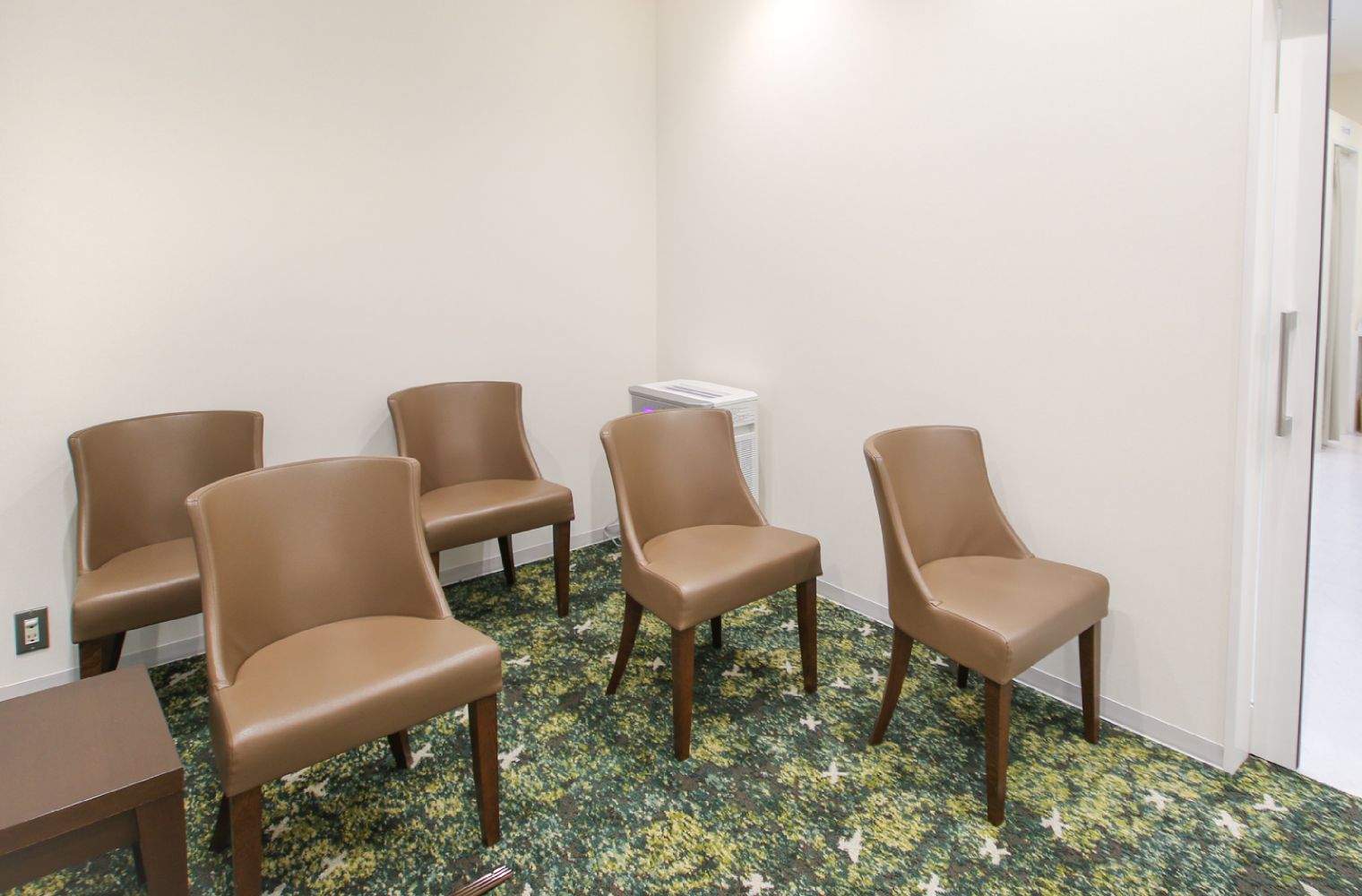 空気清浄機で清潔な空間作りに努めています。患者様にリラックスしてお待ちいただけるように配慮しています。